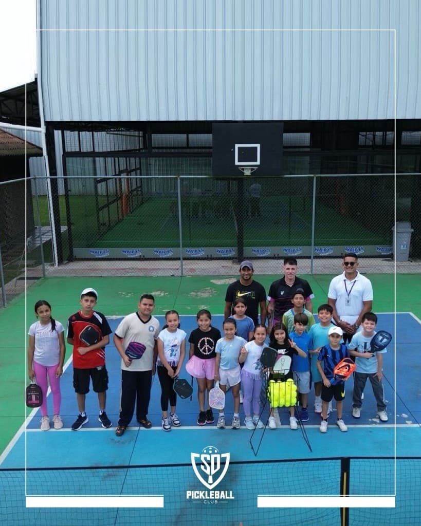 Grupo de jugadores y entrenadores del SD Pickleball Club