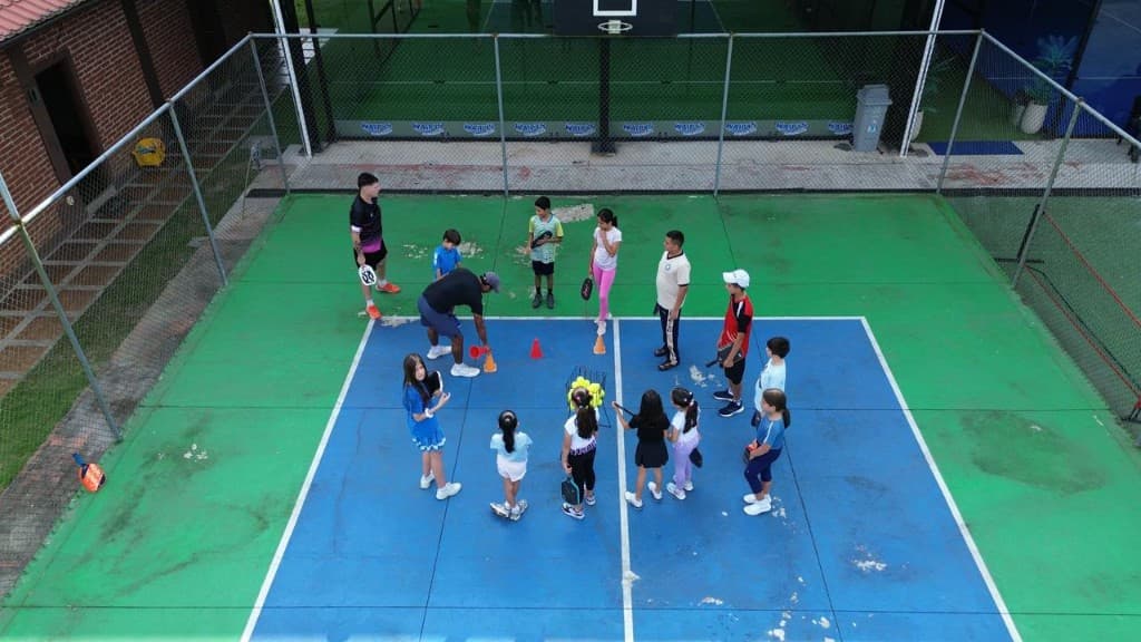 Clínica de entrenamiento juvenil en la cancha